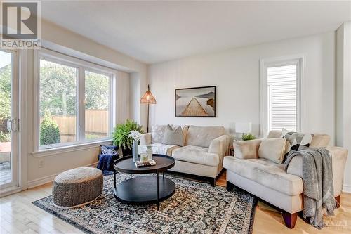 375 Horseshoe Crescent, Stittsville, ON - Indoor Photo Showing Living Room