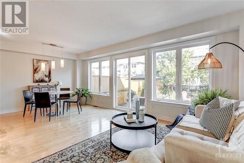 375 Horseshoe Crescent, Stittsville, ON - Indoor Photo Showing Living Room