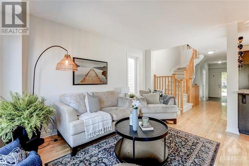 375 Horseshoe Crescent, Stittsville, ON - Indoor Photo Showing Living Room