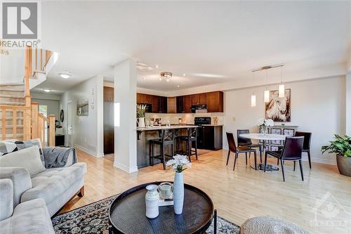 375 Horseshoe Crescent, Stittsville, ON - Indoor Photo Showing Living Room