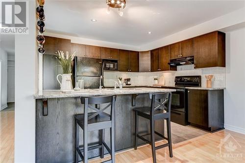 375 Horseshoe Crescent, Stittsville, ON - Indoor Photo Showing Kitchen