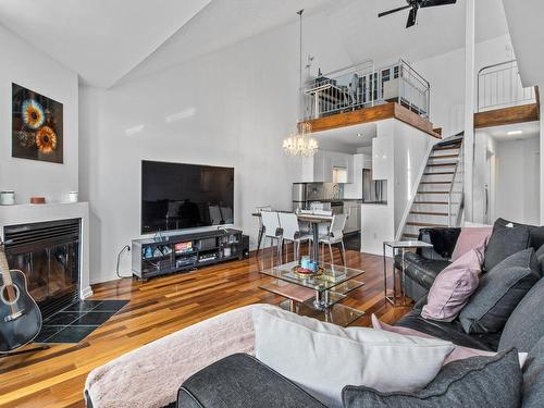 Salon - 653 Tsse Du Ruisseau, Montréal (Lachine), QC - Indoor Photo Showing Living Room With Fireplace