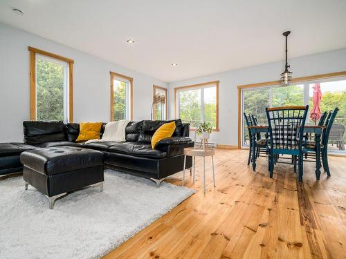 Living room - 250 Rue De La Station, Neuville, QC - Indoor Photo Showing Living Room