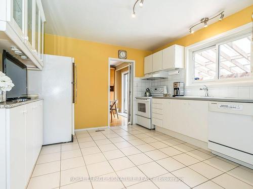 35 Gleneagle Cres, Toronto, ON - Indoor Photo Showing Kitchen