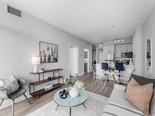 1305-70 Forest Manor Rd, Toronto, ON - Indoor Photo Showing Living Room