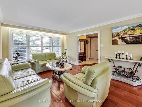 18 Terryellen Cres, Toronto, ON - Indoor Photo Showing Living Room