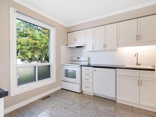 24-67 Old Burnhamthorpe Rd, Toronto, ON - Indoor Photo Showing Kitchen