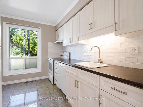 24-67 Old Burnhamthorpe Rd, Toronto, ON - Indoor Photo Showing Kitchen