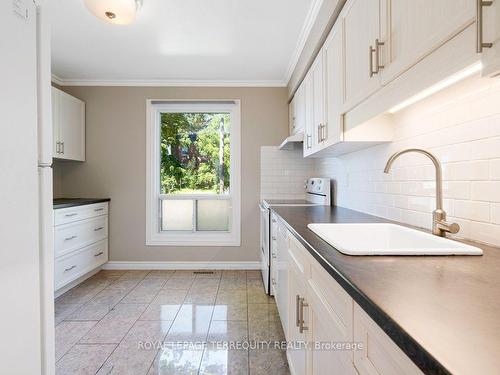 24-67 Old Burnhamthorpe Rd, Toronto, ON - Indoor Photo Showing Kitchen