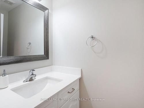 24-67 Old Burnhamthorpe Rd, Toronto, ON - Indoor Photo Showing Bathroom