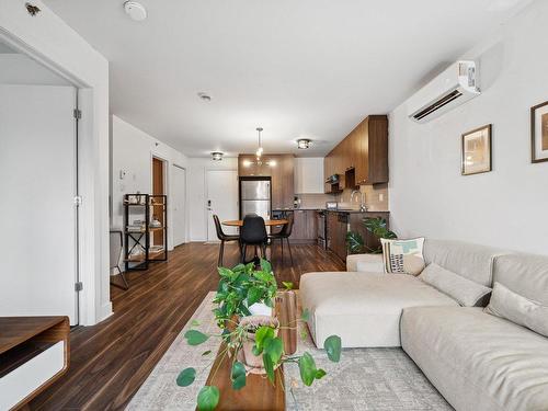 Living room - 403-4550 Rue Hochelaga, Montréal (Mercier/Hochelaga-Maisonneuve), QC - Indoor Photo Showing Living Room