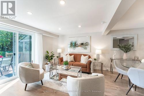 30 Reid Court, Guelph (Kortright Hills), ON - Indoor Photo Showing Living Room