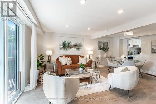 30 Reid Court, Guelph (Kortright Hills), ON - Indoor Photo Showing Living Room