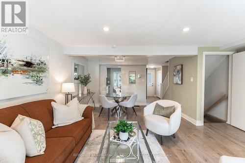 30 Reid Court, Guelph (Kortright Hills), ON - Indoor Photo Showing Living Room