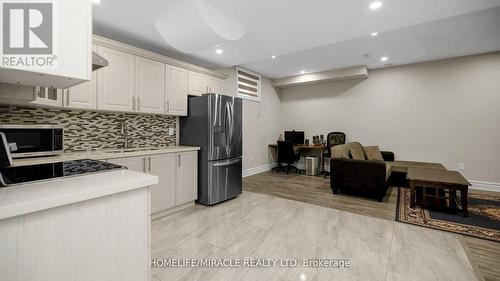 4 Rockton Court, Brampton (Toronto Gore Rural Estate), ON - Indoor Photo Showing Kitchen