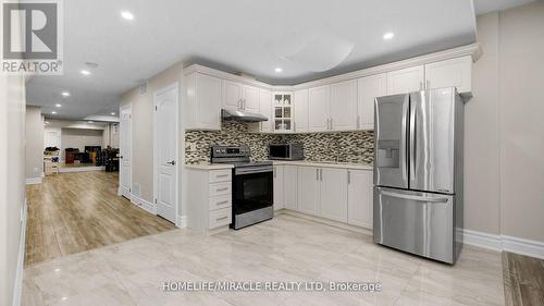 4 Rockton Court, Brampton, ON - Indoor Photo Showing Kitchen With Upgraded Kitchen