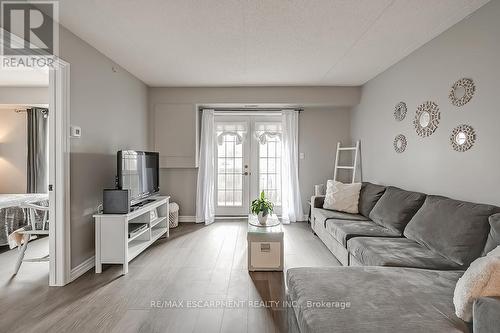 110 - 1441 Walker'S Line, Burlington, ON - Indoor Photo Showing Living Room