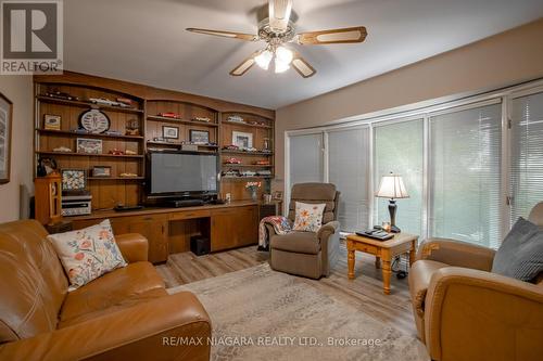 2065 Seventh Street, St. Catharines, ON - Indoor Photo Showing Living Room