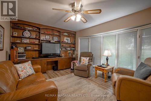 2065 Seventh Street, St. Catharines, ON - Indoor Photo Showing Living Room