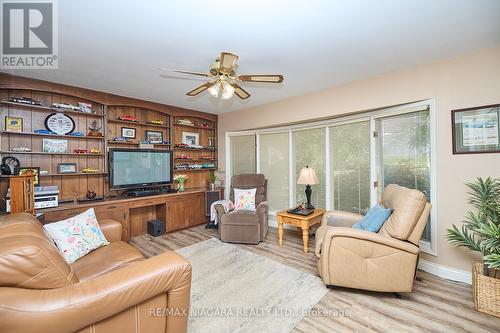 2065 Seventh Street, St. Catharines, ON - Indoor Photo Showing Living Room