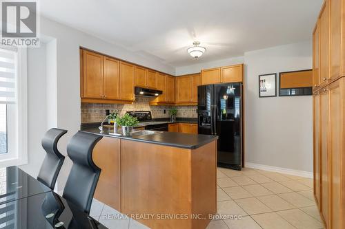 10 Oak Gardens Court, Brampton (Sandringham-Wellington), ON - Indoor Photo Showing Kitchen With Double Sink