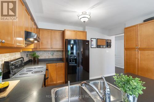 10 Oak Gardens Court, Brampton (Sandringham-Wellington), ON - Indoor Photo Showing Kitchen