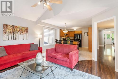 10 Oak Gardens Court, Brampton, ON - Indoor Photo Showing Living Room