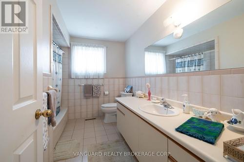 5 Norris Place, Toronto (Humberlea-Pelmo Park), ON - Indoor Photo Showing Bathroom