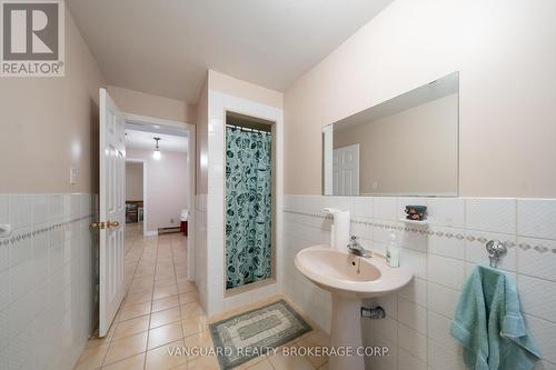 5 Norris Place, Toronto (Humberlea-Pelmo Park), ON - Indoor Photo Showing Bathroom