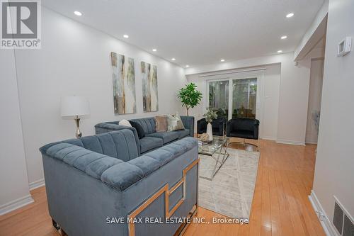 2695 Romark Mews, Mississauga, ON - Indoor Photo Showing Living Room