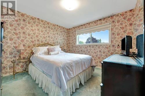 32 Old Orchard Drive, Hamilton, ON - Indoor Photo Showing Bedroom