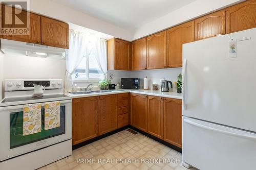 212 Pochard Lane E, London, ON - Indoor Photo Showing Kitchen With Double Sink