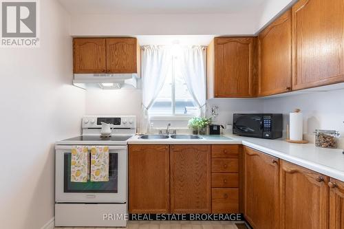 212 Pochard Lane E, London, ON - Indoor Photo Showing Kitchen With Double Sink