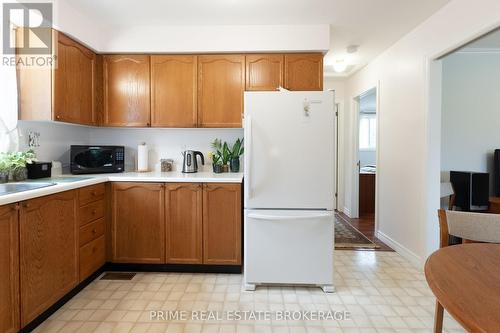 212 Pochard Lane E, London, ON - Indoor Photo Showing Kitchen