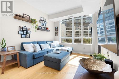 327 - 628 Fleet Street, Toronto (Niagara), ON - Indoor Photo Showing Living Room