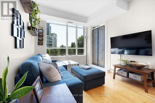 327 - 628 Fleet Street, Toronto (Niagara), ON - Indoor Photo Showing Living Room