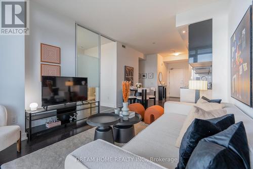 2017 - 121 Mcmahon Drive, Toronto (Bayview Village), ON - Indoor Photo Showing Living Room