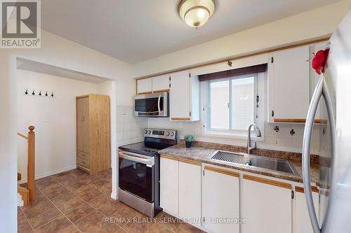 7 Gatsby Square, Brampton (Northgate), ON - Indoor Photo Showing Kitchen With Double Sink