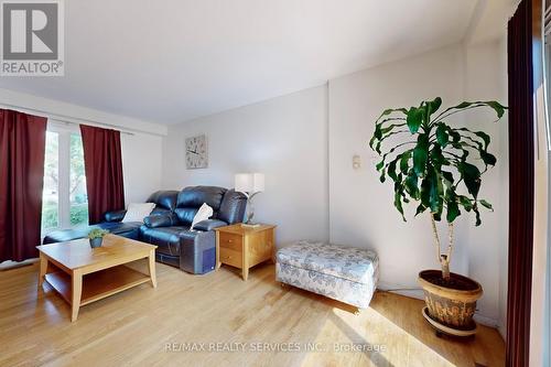 7 Gatsby Square, Brampton (Northgate), ON - Indoor Photo Showing Living Room