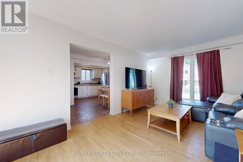 7 Gatsby Square, Brampton (Northgate), ON - Indoor Photo Showing Living Room