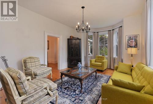 40 Centre Street, New Tecumseth, ON - Indoor Photo Showing Living Room