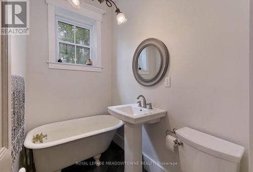 40 Centre Street, New Tecumseth, ON - Indoor Photo Showing Bathroom