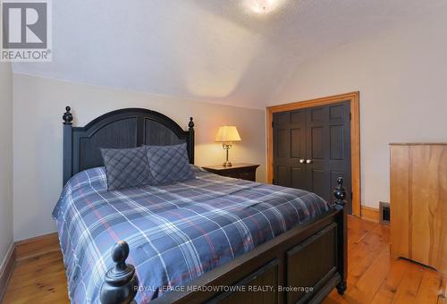 40 Centre Street, New Tecumseth, ON - Indoor Photo Showing Bedroom