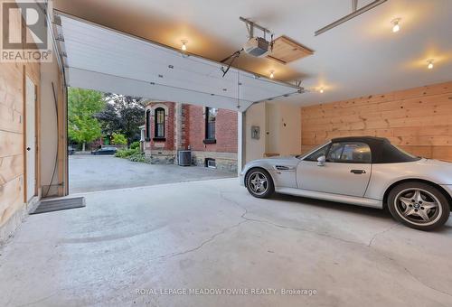 40 Centre Street, New Tecumseth, ON - Indoor Photo Showing Garage