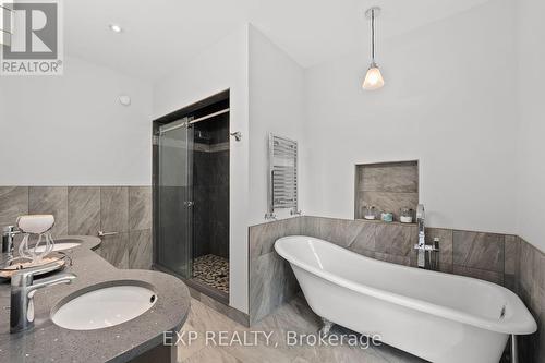 1648 Roslyn Avenue, Innisfil (Alcona), ON - Indoor Photo Showing Bathroom