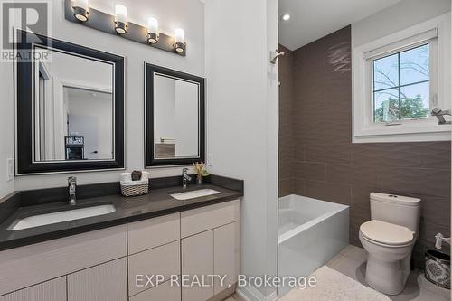 1648 Roslyn Avenue, Innisfil (Alcona), ON - Indoor Photo Showing Bathroom