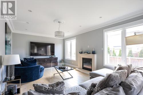 8 Philips Lake Court, Richmond Hill (Jefferson), ON - Indoor Photo Showing Living Room With Fireplace