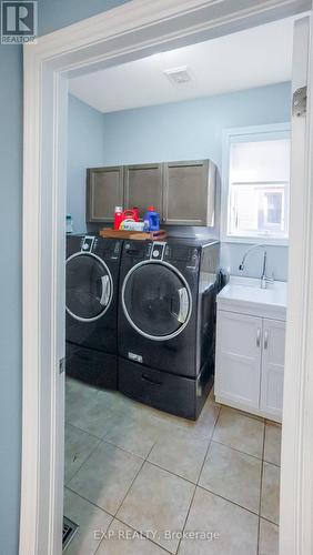 8 Philips Lake Court, Richmond Hill (Jefferson), ON - Indoor Photo Showing Laundry Room