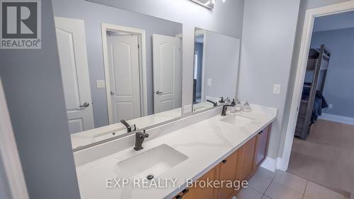 8 Philips Lake Court, Richmond Hill (Jefferson), ON - Indoor Photo Showing Bathroom