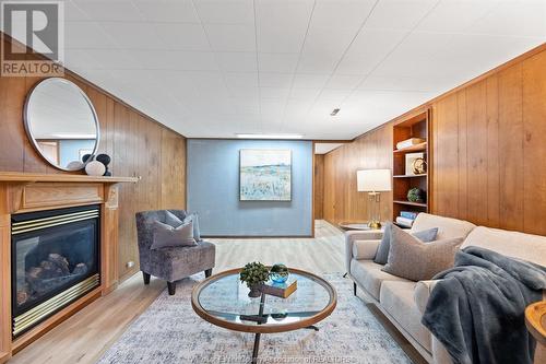 3218 Woodlawn Avenue, Windsor, ON - Indoor Photo Showing Living Room With Fireplace